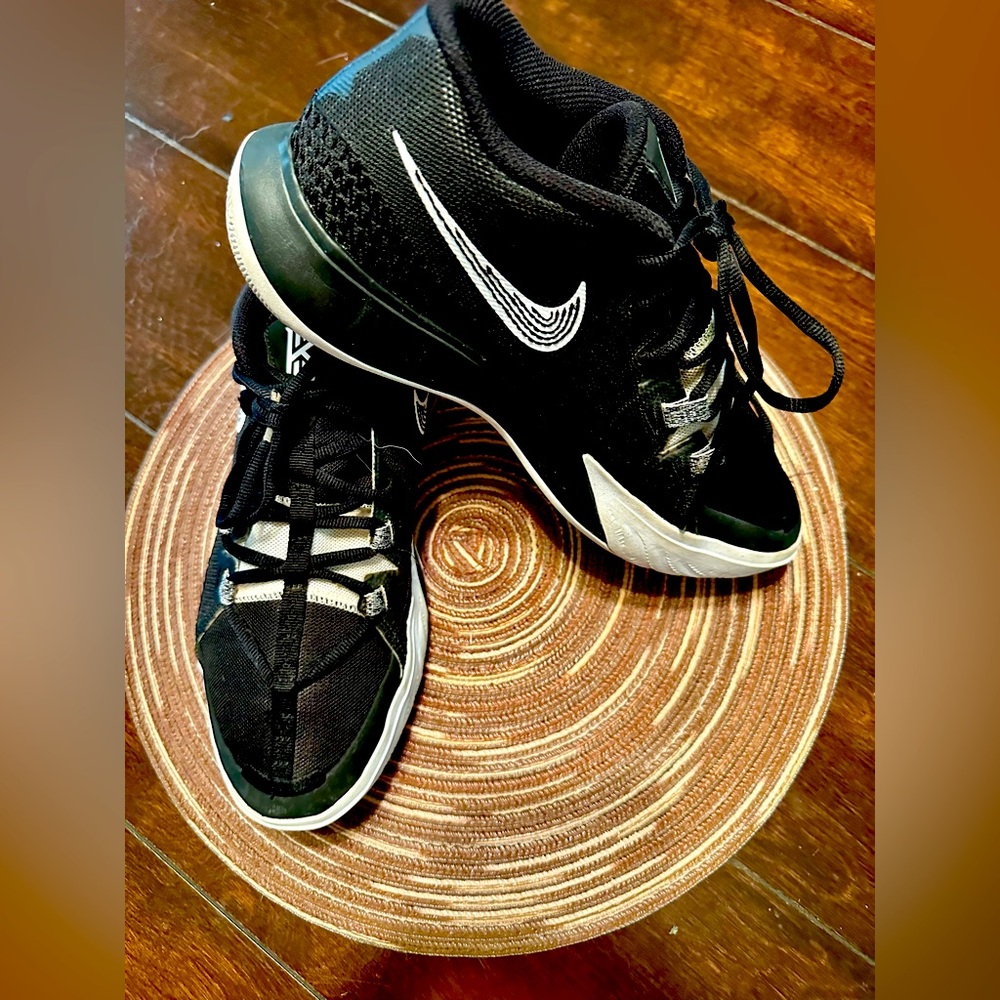 NIKE KYRIE FLYTRAP 6 - Men’s Sz 9.5